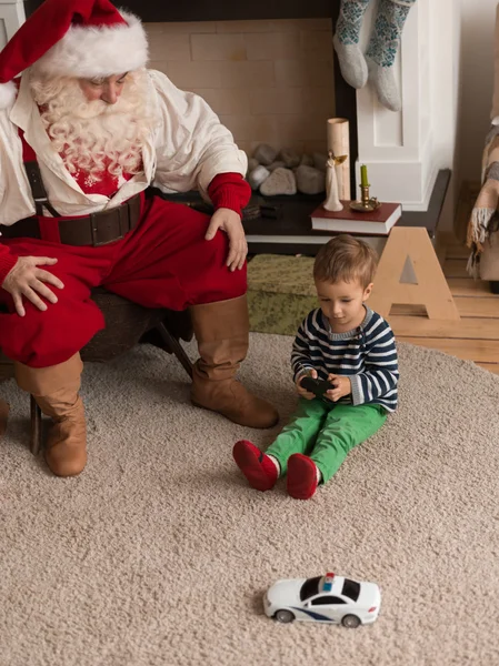 Papai Noel brincando com a criança — Fotografia de Stock