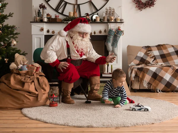 Santa Claus s dítětem doma — Stock fotografie