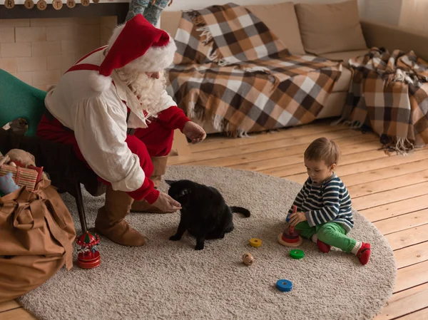 Weihnachtsmann mit Kind und Katze — Stockfoto