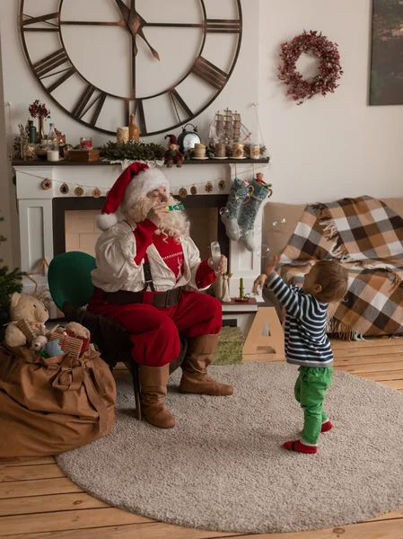 Άγιος Βασίλης με το παιδί στο σπίτι — Φωτογραφία Αρχείου