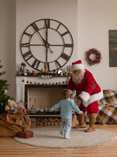 Weihnachtsmann mit Kind zu Hause — Stockfoto