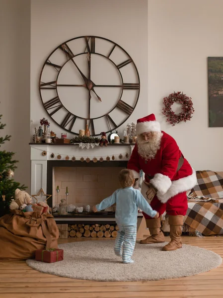 Santa Claus s dítětem doma — Stock fotografie