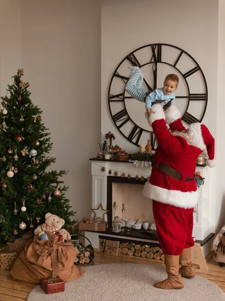 Santa Claus s dítětem doma — Stock fotografie