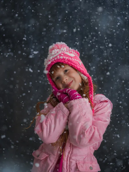 Menina se divertindo sob neve — Fotografia de Stock