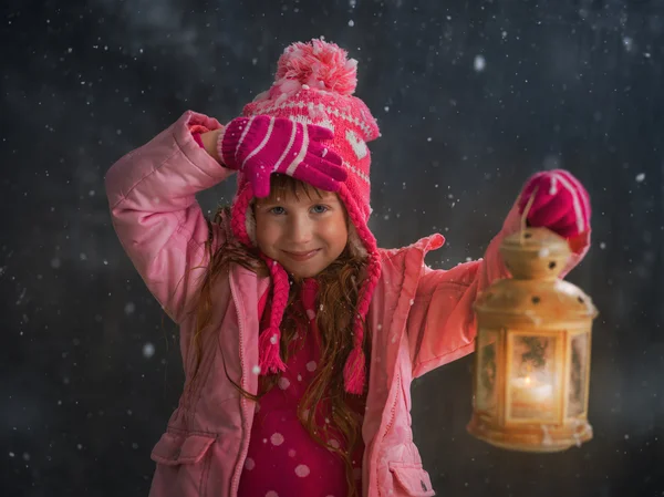 Menina com lanterna sob neve — Fotografia de Stock