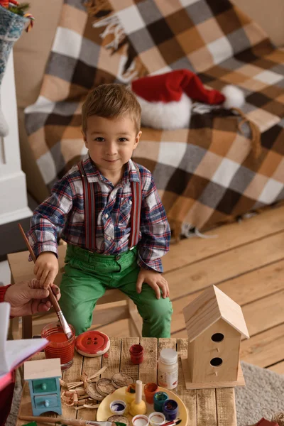 Kind maken van Kerstmis geschenken en speelgoed — Stockfoto