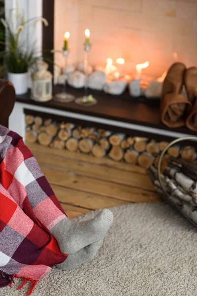 Weihnachtsmann wärmt sich am Kamin — Stockfoto