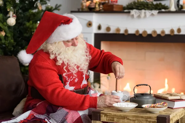 Père Noël Boire du café avec guimauve — Photo