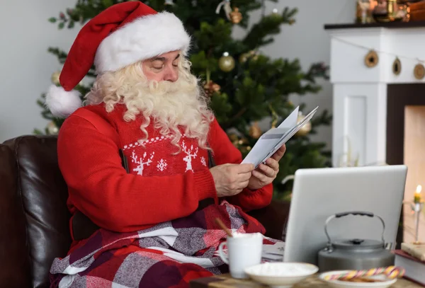 圣诞老人阅读孩子们的信 — 图库照片