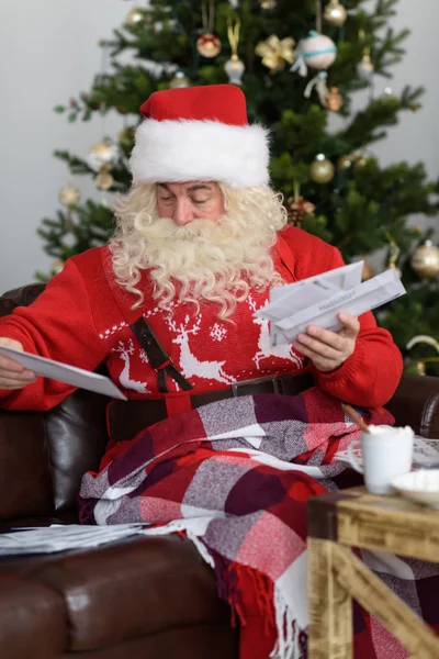 Santa Claus lezing kinderen brieven — Stockfoto