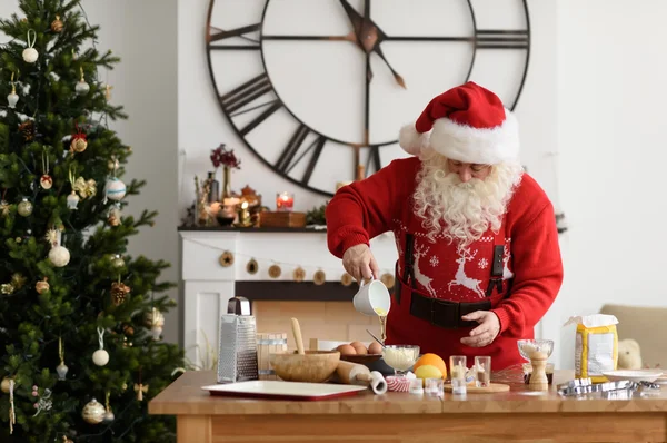 Santa Claus matlagning julkakor — Stockfoto