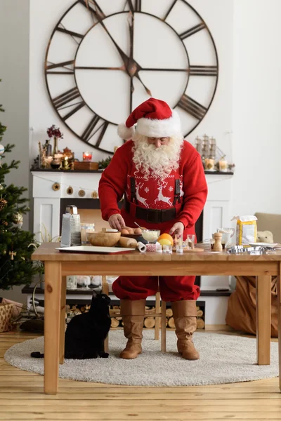 Santa Claus matlagning julkakor — Stockfoto