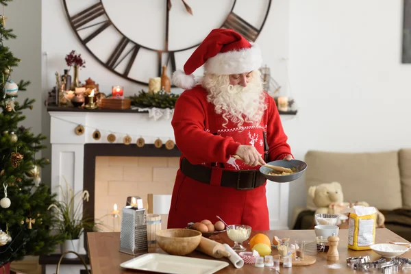 Santa Claus koken Christmas Cookies — Stockfoto