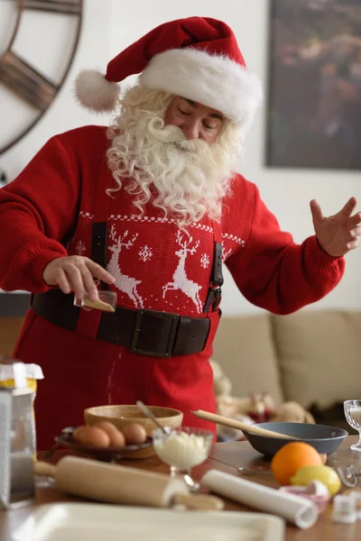 Papai Noel cozinhar biscoitos de Natal — Fotografia de Stock