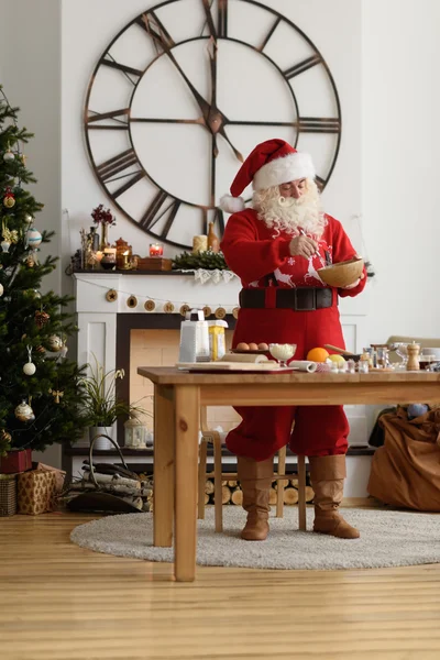 Weihnachtsmann backt Weihnachtsplätzchen — Stockfoto