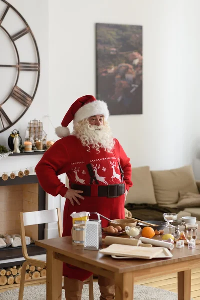 Santa Claus matlagning julkakor — Stockfoto