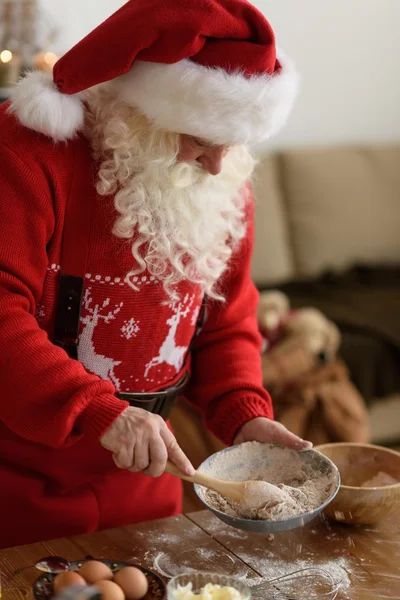 Santa Claus matlagning julkakor — Stockfoto