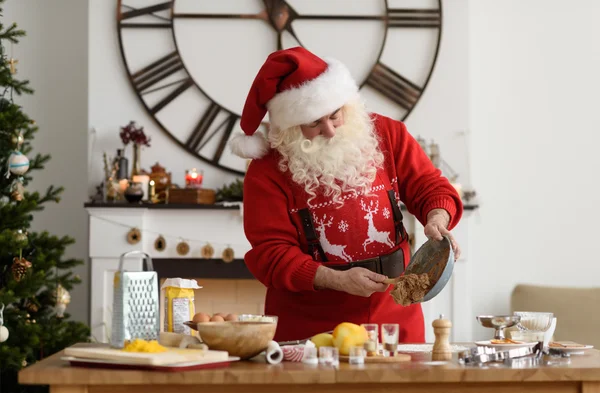 Weihnachtsmann backt Weihnachtsplätzchen — Stockfoto