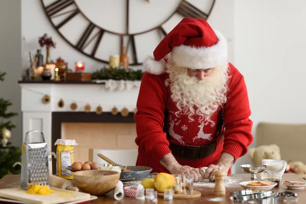 圣诞老人烹饪圣诞饼干 — 图库照片