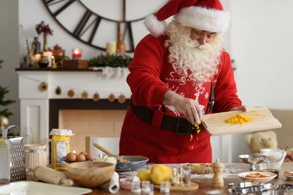 Weihnachtsmann backt Weihnachtsplätzchen — Stockfoto