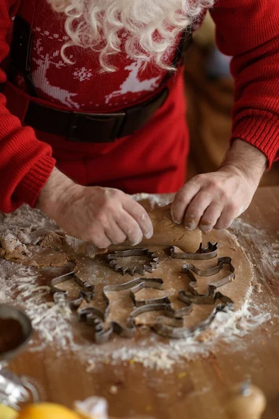 Santa Claus matlagning julkakor — Stockfoto