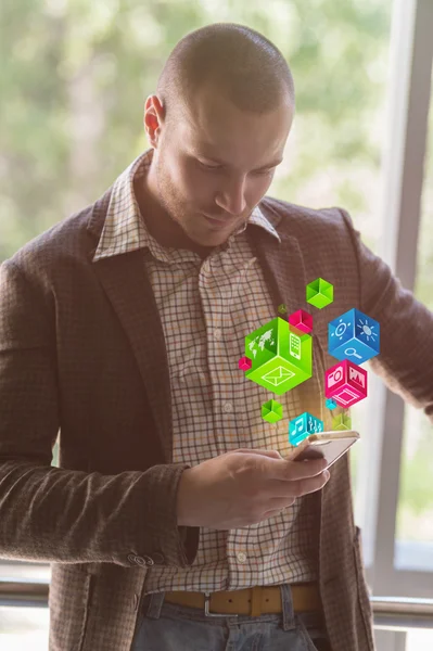 Hombre usando tecnología moderna — Foto de Stock