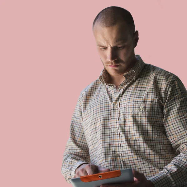 Hombre de negocios trabajando con la tableta — Foto de Stock