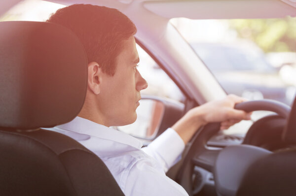 Молодой человек за рулем
