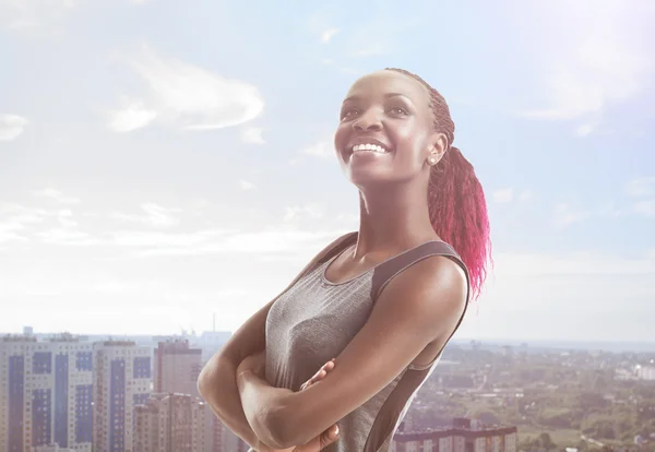 Sportswoman against cityscape — Stock Photo, Image