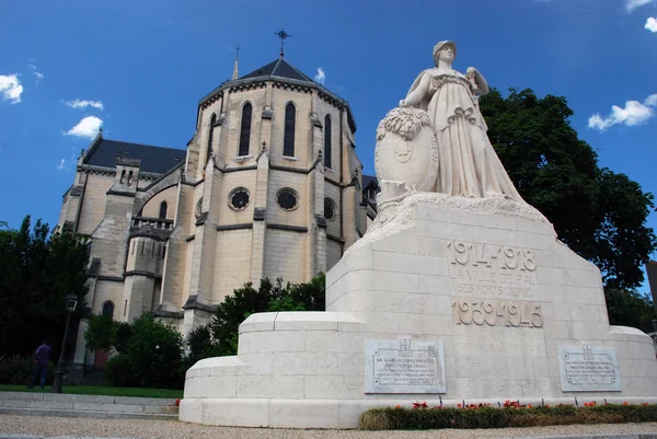 Сен-Мартен церкви і війни меморіалу в Pau — стокове фото