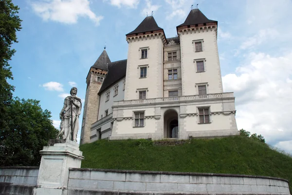 Chateau de Pau och Gaston Febus staty — Stockfoto