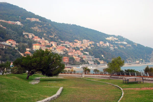 Pueblo en la costa italiana — Foto de Stock