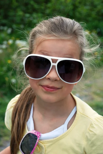 Rolig liten flicka med stora glasögon — Stockfoto