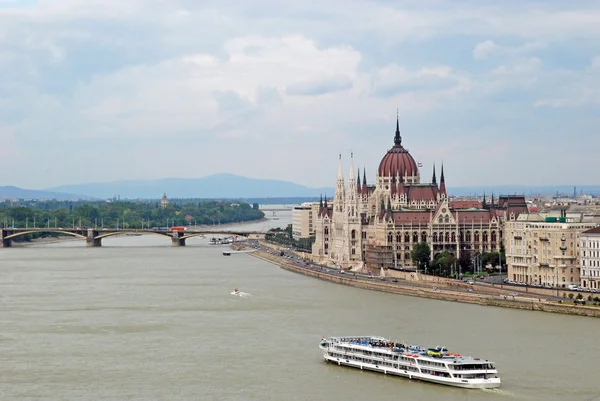 Hungarian Parliament on the Bank of river Danube — Stock Photo, Image