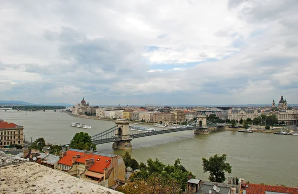 Węgierski Parlament na brzegu rzeki Dunaj — Zdjęcie stockowe