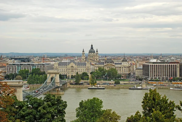 Basílica de Santo Estêvão com o rio Danúbio em Budapeste — Fotografia de Stock