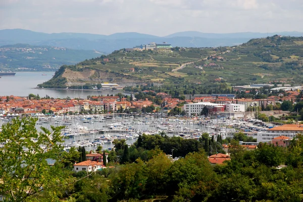Landschaft mit Blick auf den Hafen von Koper lizenzfreie Stockbilder