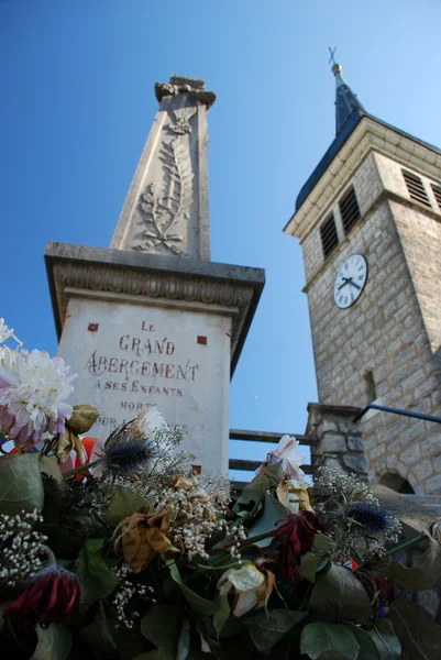 Mémorial de guerre et église en arrière-plan — Photo