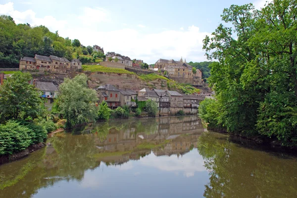 Charmant dorpje gelegen aan de rivier de kant regio Rhone Alpes — Stockfoto