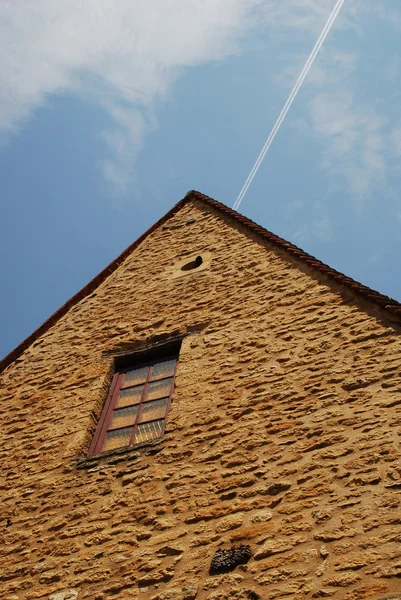 Stary dom i niebieski niebo tło — Zdjęcie stockowe