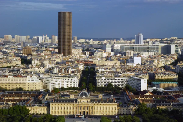 Montparnasse-torony és a katonai iskola — Stock Fotó