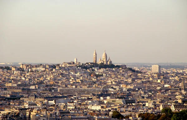 Widok na bazylikę Sacre Coeur w Paryżu — Zdjęcie stockowe