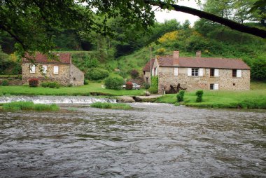 Watermill ve nehir manzara