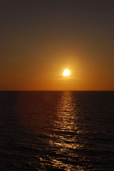 Pôr do sol escuro no oceano — Fotografia de Stock