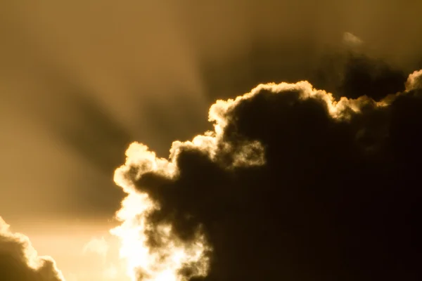 Himmlische Wolke mit Strahlen — Stockfoto