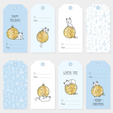 Kış tatili için hediye etiketleri. Mutlu kedilerin Noel toplarıyla oynadığı şirin etiketler. Mevsimlik rozet tasarımı. Vektör 10 eps.