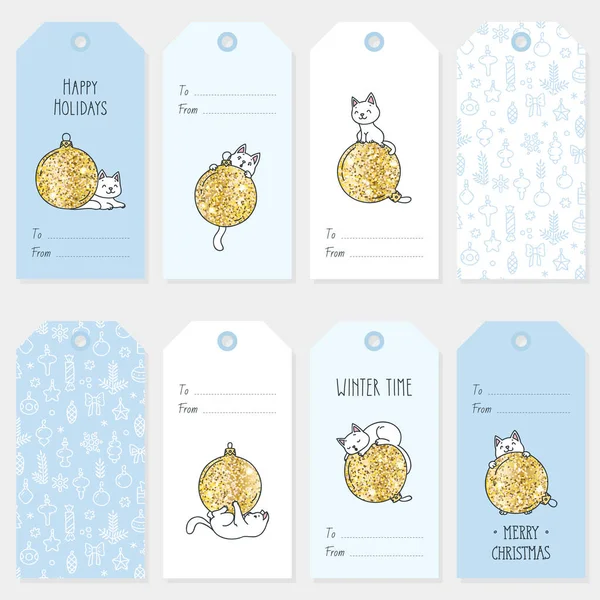 Kış tatili için hediye etiketleri. Mutlu kedilerin Noel toplarıyla oynadığı şirin etiketler. Mevsimlik rozet tasarımı. Vektör 10 eps.