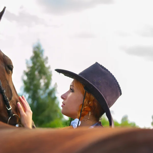 Dziewczyna dotyka konia — Zdjęcie stockowe