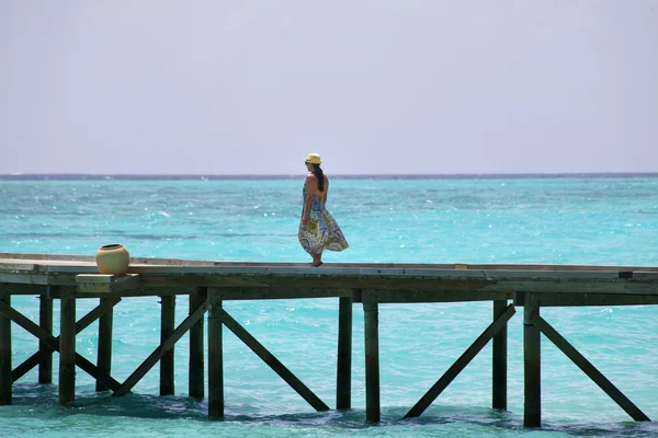 Donna sulle Maldive Ocean Pier Immagini Stock Royalty Free