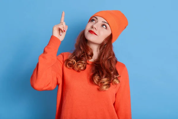 Menina Winsome Chapéu Suéter Apontando Para Cima Espaço Cópia Olhando — Fotografia de Stock